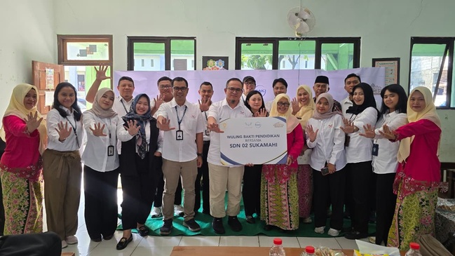 Wuling kembali menyalurkan bantuan fasilitas pendidikan kepada SDN 02 Sukamahi berupa meja guru dan lemari untuk ruangan kelas dan guru