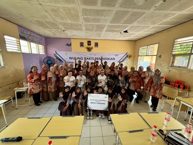 Wuling memberikan bantuan mencakup meja siswa kursi siswa serta laptop untuk menunjang kegiatan pembelajaran di SMPN 02 Cikarang Timur