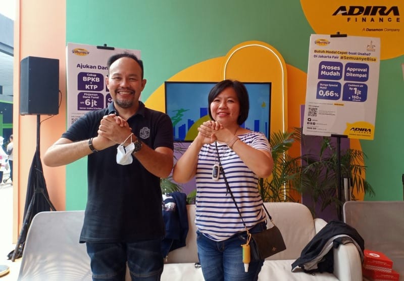 Antonuis Danny Hendarko, Deputy Director Head of National NDC Retention and Durable Adira Finance, serta Gita Amanda, Head of Digital Business Partnership Adira Finance, di booth Adira dalam pameran Jakarta Fair Kemayoran 2022.