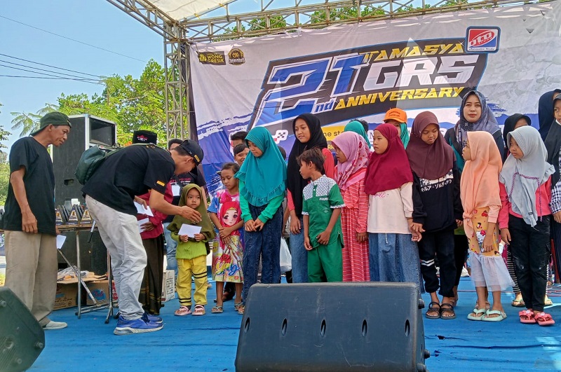 AKSI SOSIAL Pemberian sumbangan bagi anak yatim piatu