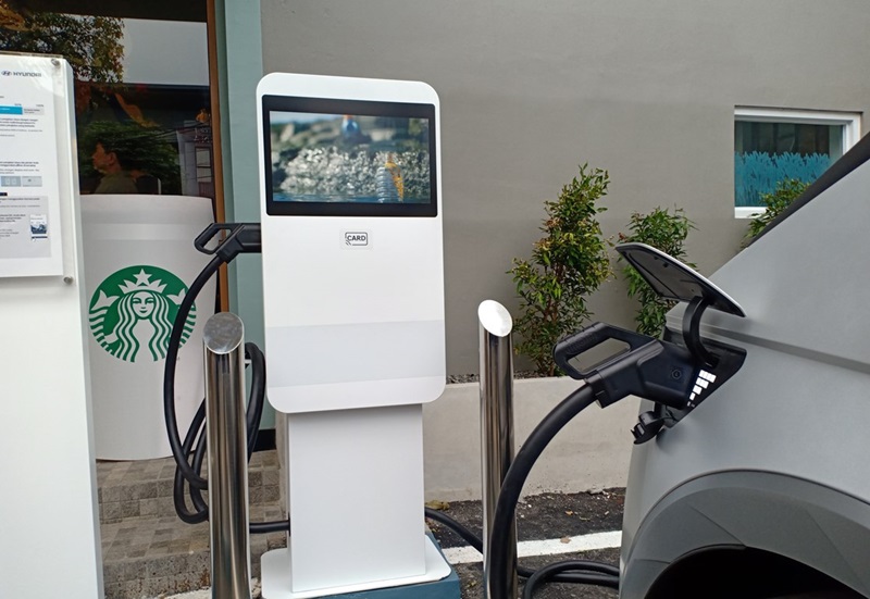 Hyundai EV Charge di Starbucks Adyaksa 04