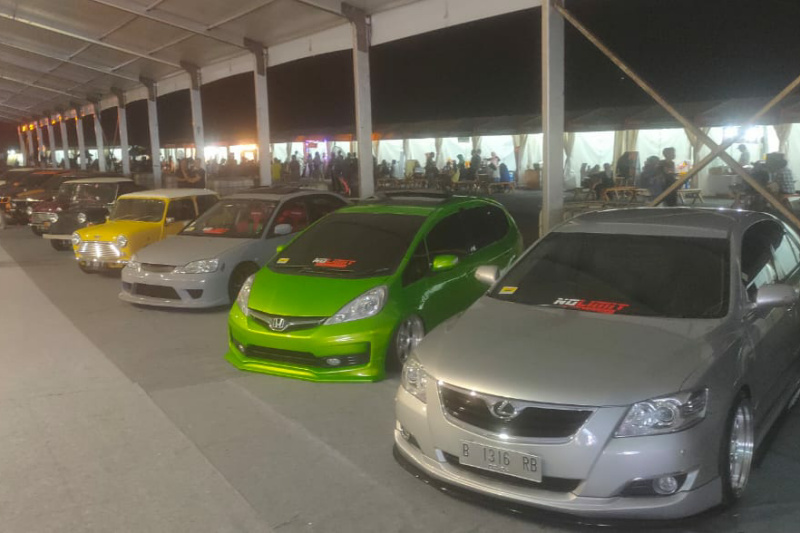 Car Contest Diikuti Puluhan Mobil Klasik Mobil Retro Dan Mobil Modern