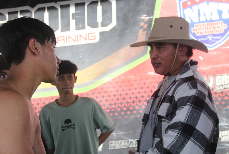 M Rizky team Tembakau Balap Irizona bersama sang H Irwan sang ayah