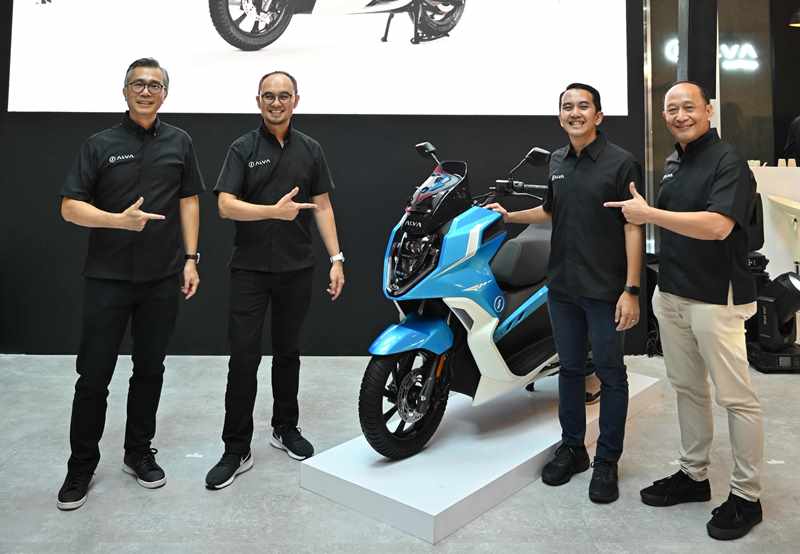 Purbaja Pantja CEO ALVA Rahmat Septriwan COO ALVA Putu Yudha CMO ALVA dan Eko Bramantyo CCO ALVA bersama ALVA One XP terbaru
