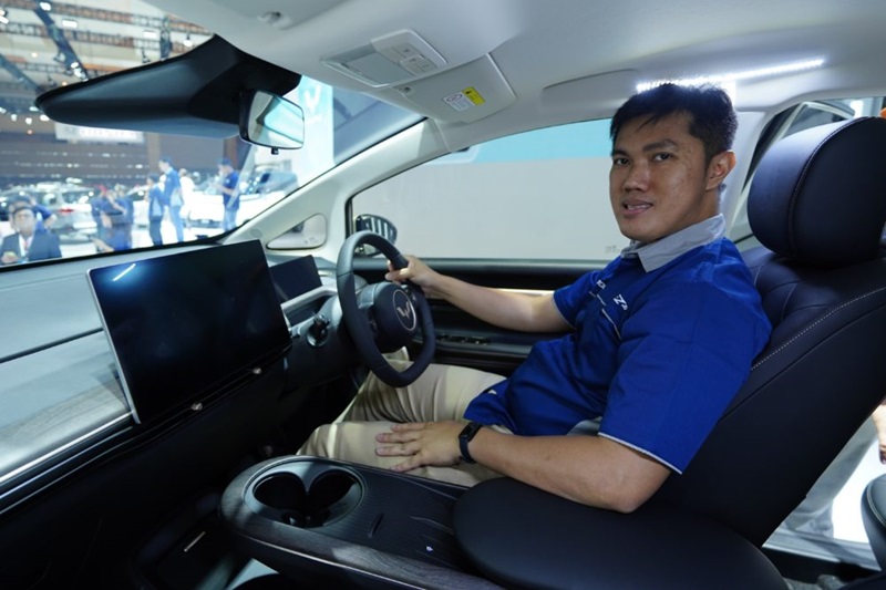 Andi Ardian selaku Ketua Umum Alvez ID juga terkesan saat melihat sisi interior Cloud EV yang elegan dan berbalut warna Black Pearl