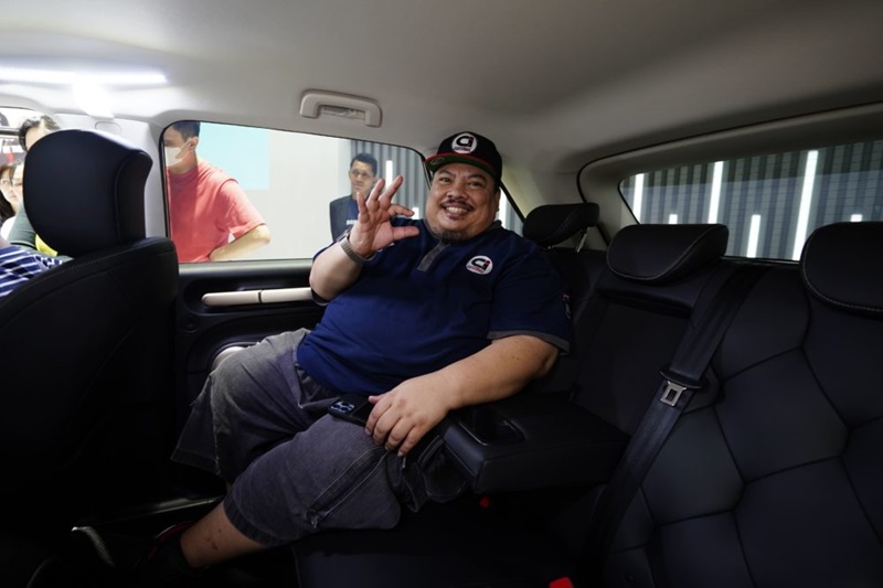 Teddy Ichsan selaku Ketua Umum dari Cortezian Indonesia merasakan kenyamanan dan bahan yang berkelas pada jok dari Cloud EV