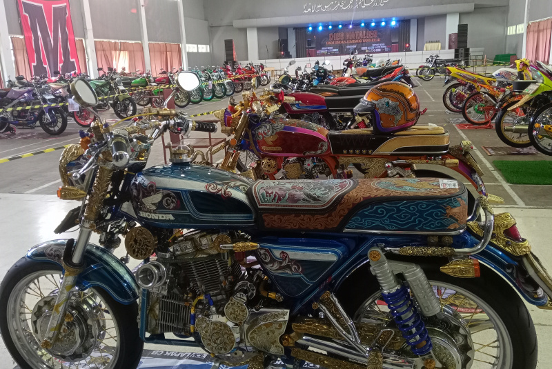 DISPLAY MOTOR Dipajang keren di Auditorium Indar Jombang
