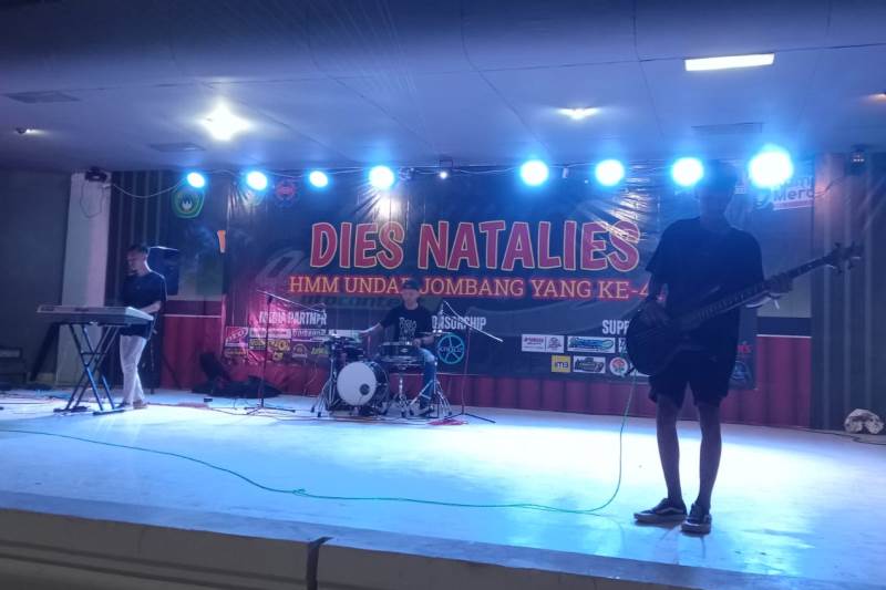 PERFORMANCE Penampilan band yang menghibur di akhir acara