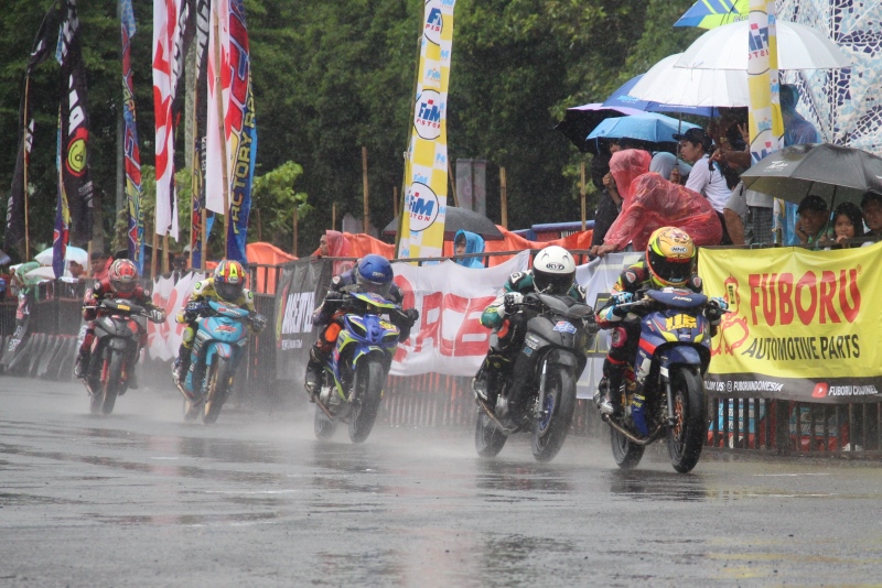 foto 6 bebek 4 tak 130 cc diguyur hujan deras