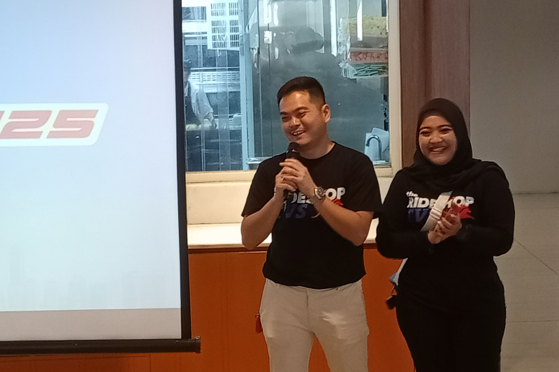 JEFRY CANDRA HENNY PUSPAWARDHANI DARI TVS SURABAYA Optimis dengan produk terbaru dari TVS bisa dterima dengan baik oleh konsumen