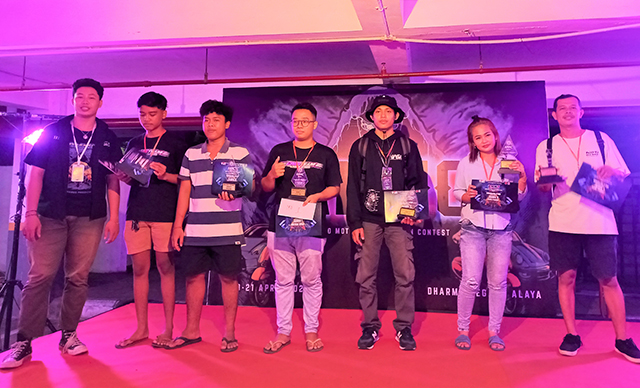 PENAHTA PRESTASI MOTHAI OPEN & VESPA FASHION. Dianugerahi Trophy & Piagam Oleh Putu Vito Lesmana HMM Unud.