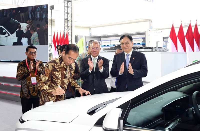 Proses penandatanganan Hyundai Kona Electric yang dilakukan oleh Presiden Republik Indonesia Joko Widodo didampingi oleh Menteri Perdagangan Republik Korea Inkyo Cheong dan Executive Chair Hyunda61