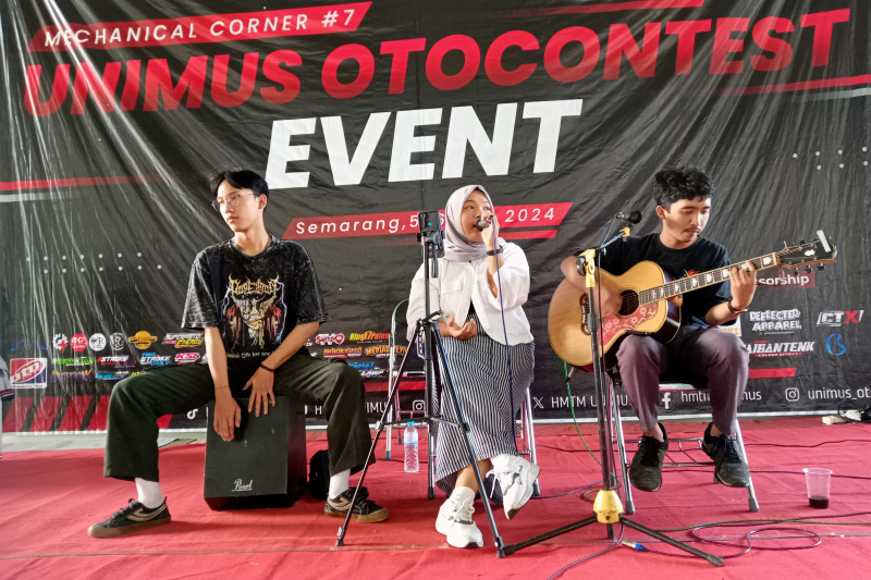 KONTES SANTUY Dihibur bareng band akustikan yang asoy didengar
