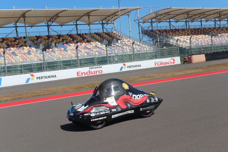 Mobil Sapuangin XI Evo 3 saat melesat pada lintasan Sirkuit Internasional Mandalika di ajang Shell Eco Marathon SEM Asia Pacific and the Middle East 2024