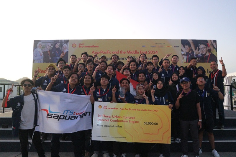 Tim Sapuangin ITS ketika menerima penghargaan juara pertama Urban Concept Internal Combustion Engine di ajang Shell Eco marathon Asia Pacific and the Middle East 2024
