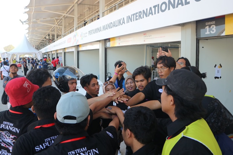 Tim Sapuangin ITS melakukan salam kekompakan sebagai persiapan terakhir sebelum race Regional Championship di ajang Shell Eco marathon Asia Pacific and the Middle East 2024