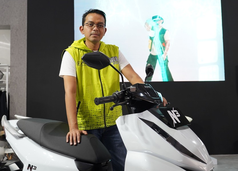 Krisna Murti Chief Commercial Officer ALVA bersama ALVA N3 di Booth ALVA GIIAS 2024