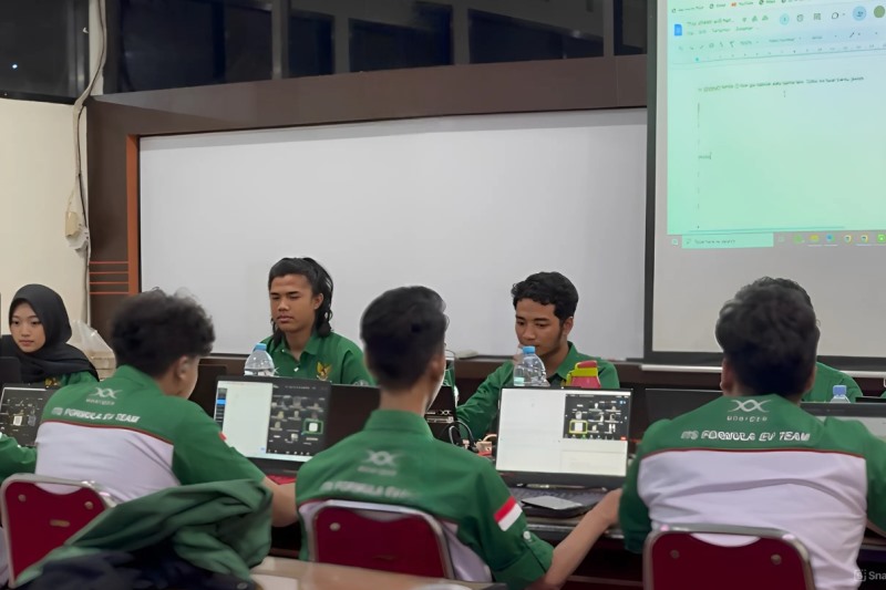 Tim Anargya ITS ketika mempresentasikan inovasi timnya secara daring pada kompetisi Formula Bharat Pi EV 2024