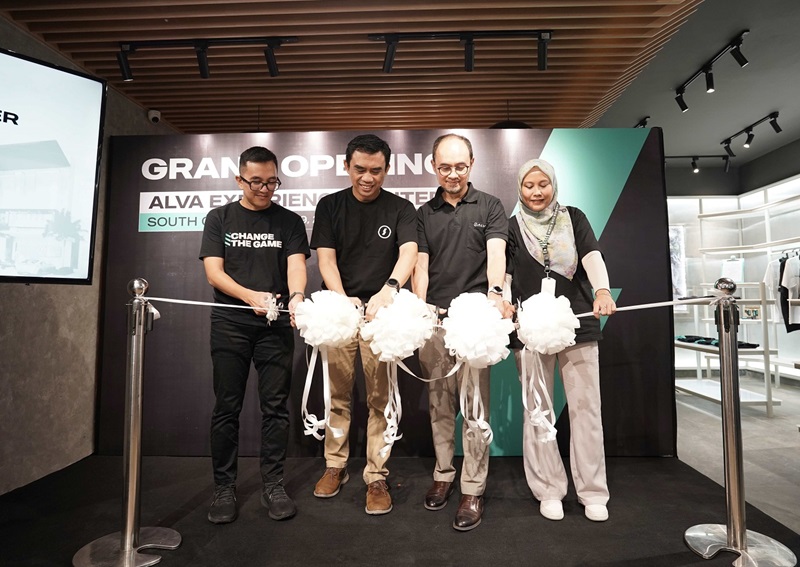 PERESMIAN ALVA EXPERIENCE CENTER. Putu Yudha Chief Marketing Officer ALVA Luqman Farid Head of Sales ALVA Rahmat Septriwan Chief Operating Officer ALVA Sri Rahayu Area Manager ALVA