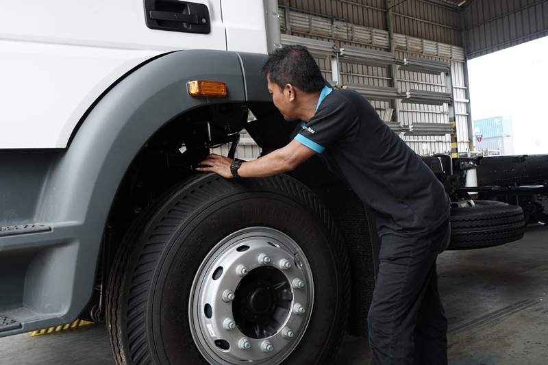 Pengecekan Sisi Kiri Truk Mercedes Benz Axor