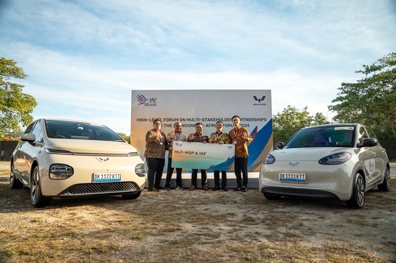 Upacara serah terima unit Wuling EV kepada Sekretariat Negara sebagai tanda dimulainya partisipasi Wuling sebagai official car partner di HLF MSP dan 2nd IAF 2024 berlangsung