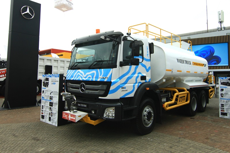 Mercedes Benz Axor 2528 RMC dengan aplikasi body Water Sprayer oleh karoseri Usaha Teknik Indonesia