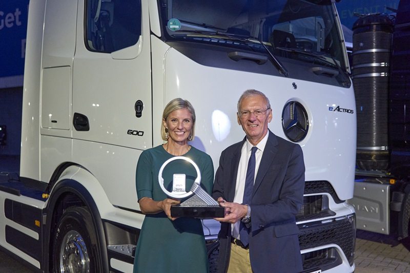 Der wichtigste Branchenpreis geht zum zehnten Mal an Mercedes-Benz Trucks: Nutzfahrzeug-Fachjournalisten aus 24 europäischen Ländern küren batterieelektrischen Mercedes-Benz eActros 600 zum "International Truck of the Year 2025".The most important prize in the industry goes to Mercedes-Benz Trucks for the tenth time: commercial vehicle trade journalists from 24 European countries voted the battery-electric Mercedes-Benz eActros 600 as “International Truck of the Year 2025”.