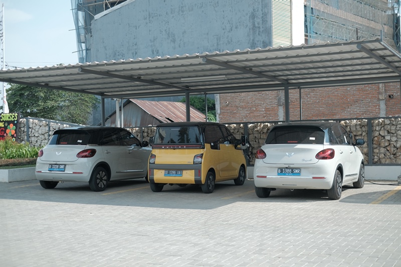 Diler Wuling Kumala Perintis juga didukung dengan fasilitas pengisian daya baterai untuk mobil lis