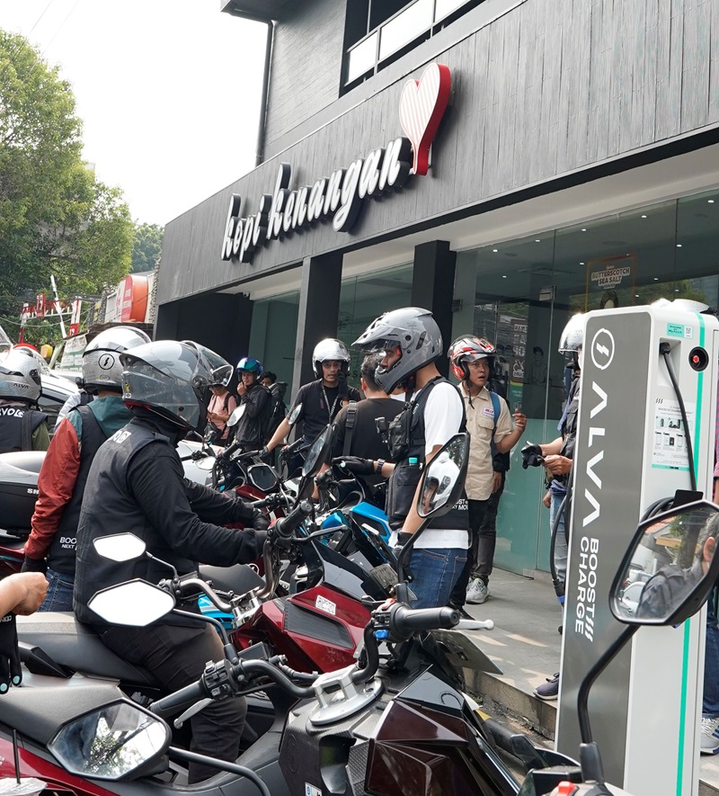 ALVA Boost Charge Station di gerai Kopi Kenangan Cipete Raya