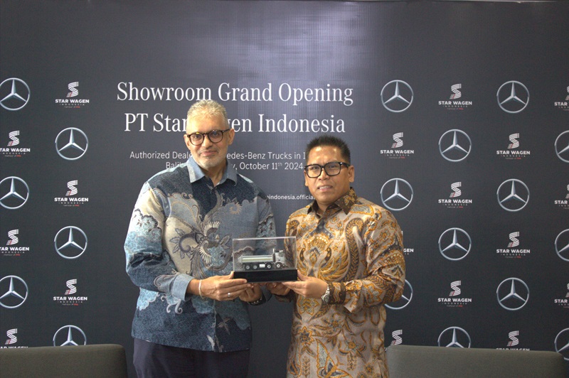 Ki Ka Bapak Naeem Hassim Presiden Direktur DCVI bersama dengan Bapak Fathul Muin Presiden Direktur SWI pada Press Conference peresmian diler baru Star Wagen Indonesia Balikpapan