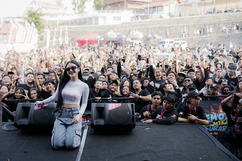 Live Perform FDJ By FDJ Almira Berto Sontak Ramaikan Suasana Event