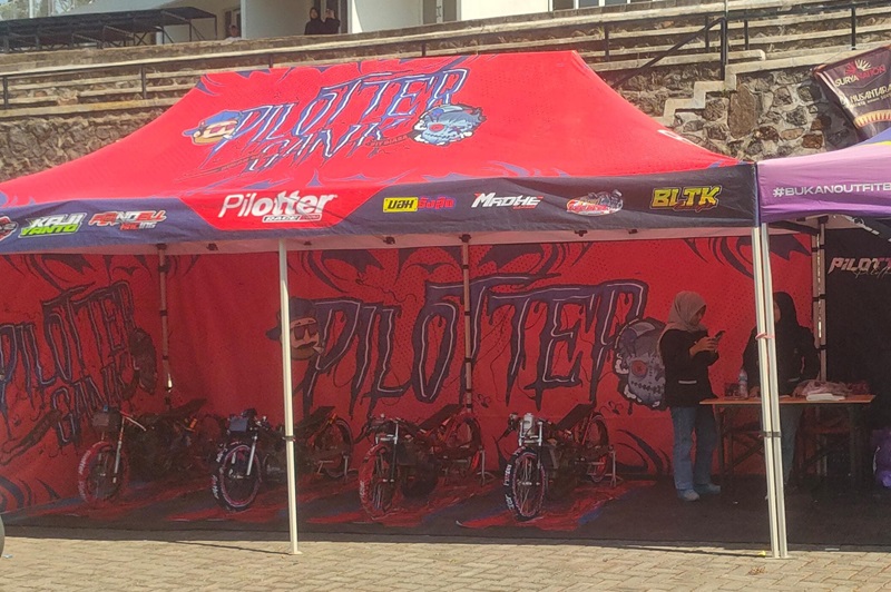 Stand Booth Pilotter Support Event Bareng Display Motor Motor Gacoan Drag Bike