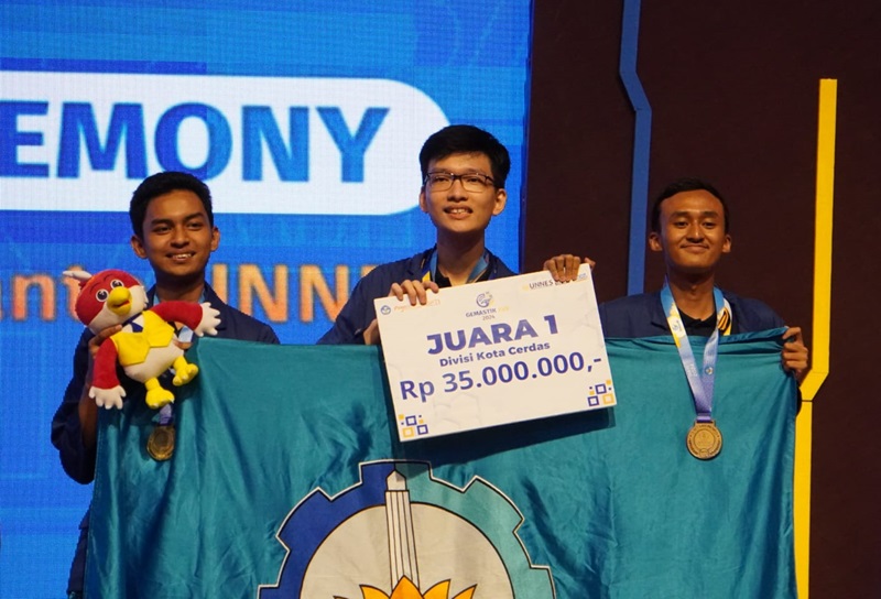 dari kiri Dwiyasa Nakula Michael Wayne dan Muhammad Afif saat berhasil raih juara pertama di ajang Gemastik XIV pada Divisi Kota Cerdas
