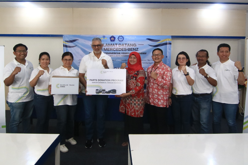Kunjungan DCVI di SMK Sasmita Jaya 2 Pamulang dalam rangka program CSR Parts Donation Daimler Truck Cares