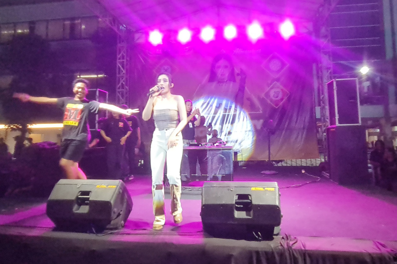 DJ ALIENDYA Memberi hiburan dengan hentakan musik enerjik di akhir acara