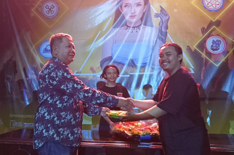 MOMEN PEMOTONGAN TUMPENG Dilakukan oleh Kaprodi Mesin Untag bersama ketupel dan ketua Himameta