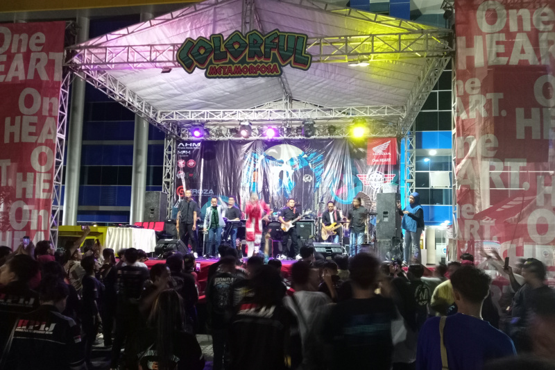 HIBURAN HINGGA MALAM Performa dari beberapa penampil yang menghbur bikers Honda