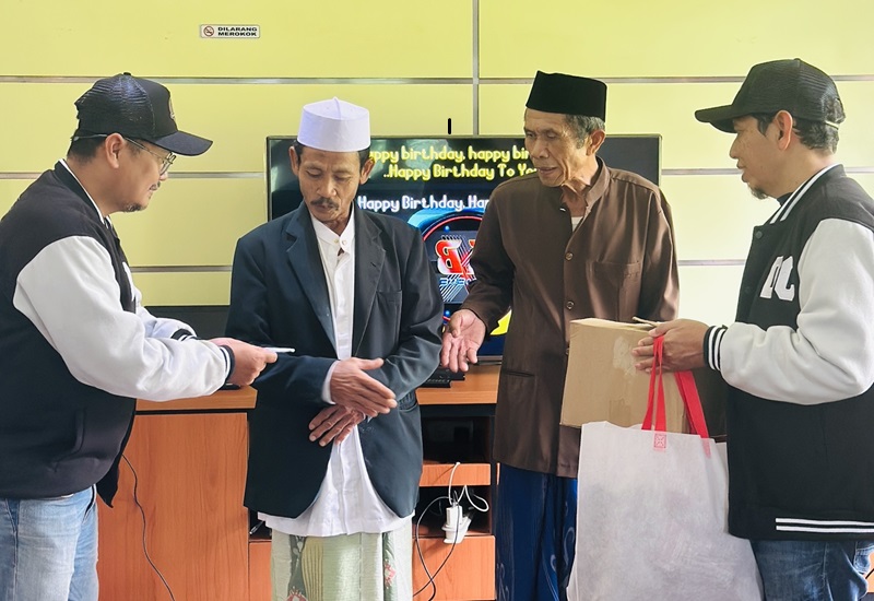 Penyerahan donasi untuk mushola setempat