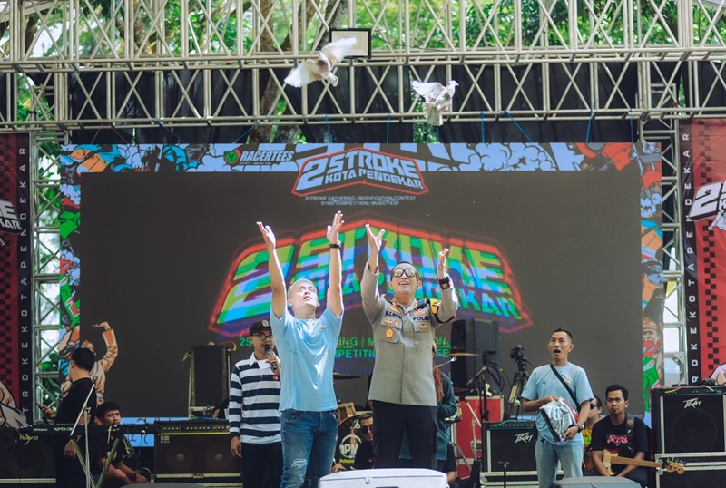 OPENING CEREMONY Dengan simbol pelepasan burung