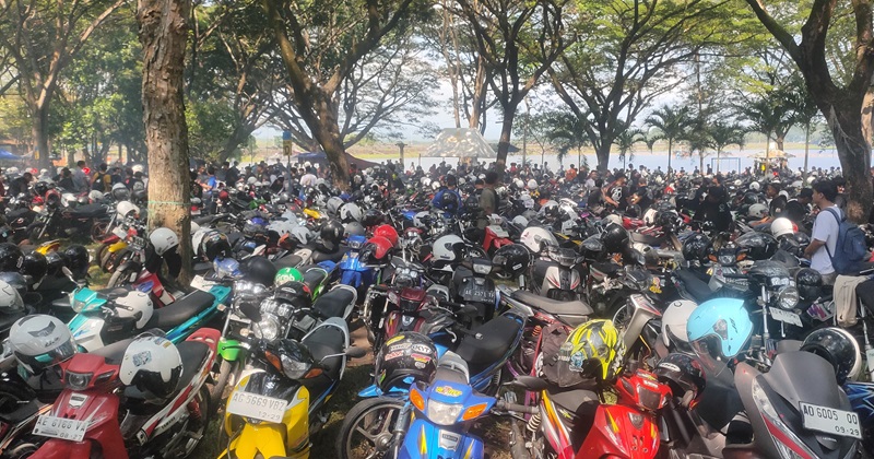 PARKIR AREA 2 STROKE KOTA PENDEKAR Dipenuhi motor motor 2 tak berbagai jenis