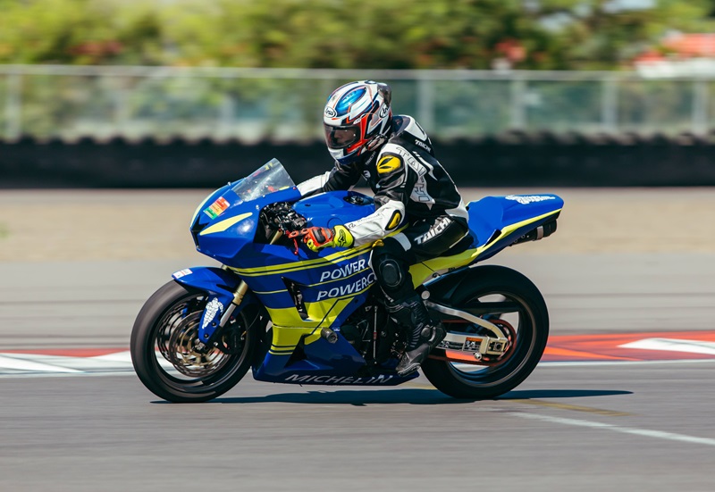 Peserta Memacu Ban Michelin pada saat Track Day