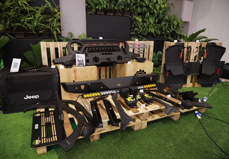 Photo 2. Area modifikasi menampilkan berbagai aksesori untuk personalisasi kendaraan Jeep