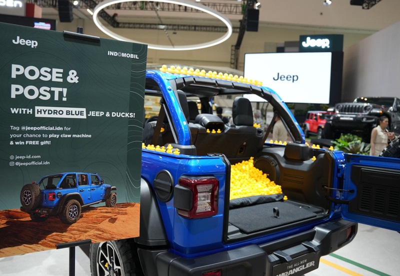 Photo 5. Aktivasi Pose Post dengan Jeep Wrangler 4 door Rubicon Hydro Blue yang dihiasi bebek karet ikonik di booth Jeep
