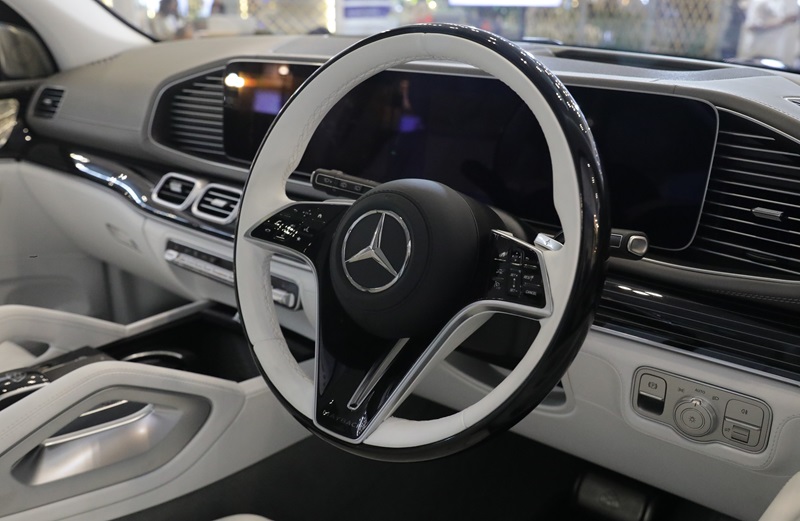 Setir generasi terbaru dirancang ergonomis dengan tombol sentuh yang tertata intuitif