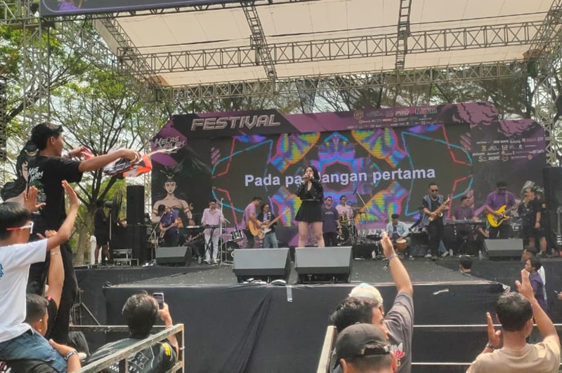 FESTIVAL MUSIK Dibanjiri performance artist hibur Ninja 2 Stroker