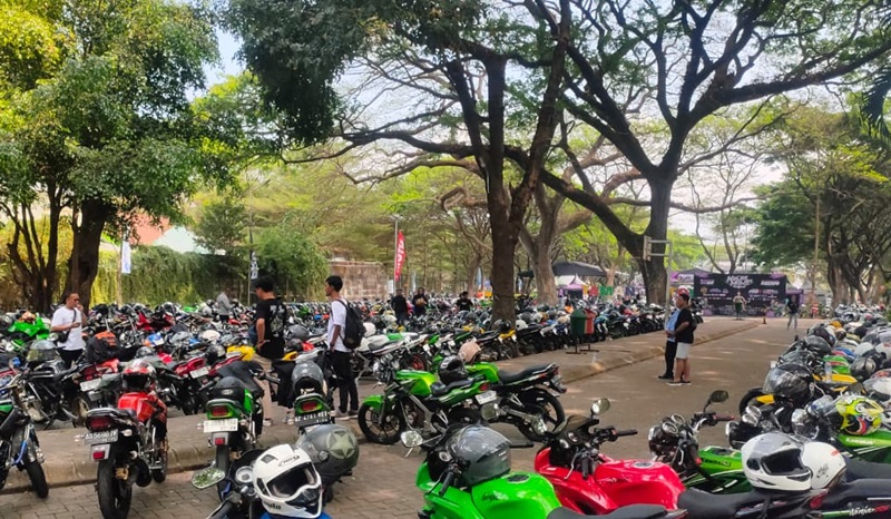 PARKIR NINJA STROKER Dihadiri oleh bikers Ninja dari berbagai elemen dan komunitas