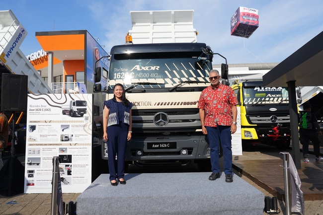 Foto 01 Seremoni pemotongan pita oleh Ki Ka Faustina Kepala Produk dan Pemasaran DCVI dan Naeem Hassim Presiden Direktur DCVI