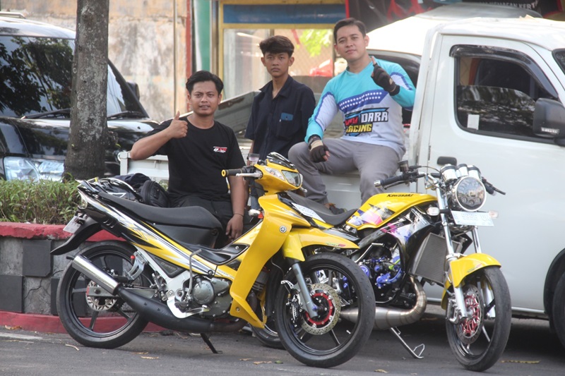 Team Adrian asal Blora. Turun 2 motor klas bracket 10 detik
