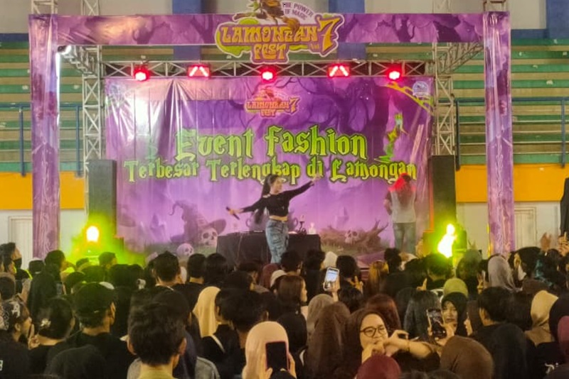 Live Female DJ Perform Dari DJ Nona Shania