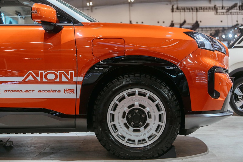 Close Up Ban Accentura di AION V